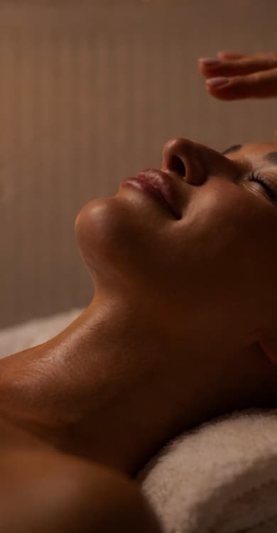 Esthéticienne réalisant un soin visage — institut de beauté Taraya à Sterrebeek